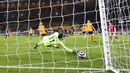 Penjaga gawang Wolverhampton Wanderers Rui Patricio gagal menghentikan gol pemain Liverpool Diogo Jota (kanan) pada pertandingan Liga Inggris di Stadion Molineux, Wolverhampton, Inggris, Senin (15/3/2021). Liverpool menang 1-0. (AP Photo/Laurence Griffiths,Pool)