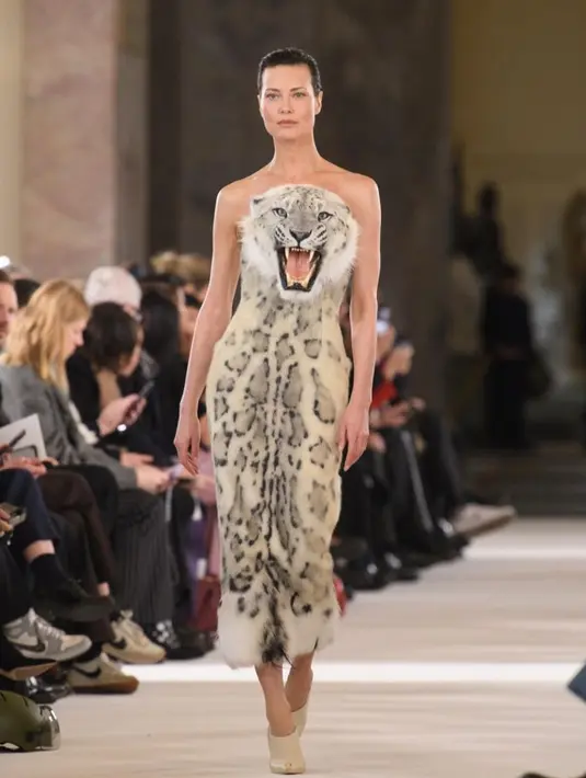 Seperti model Shalom Harlow yang mengenakan gaun motif macan tutul putih dengan replika kepala macan. [@schiaparelli].