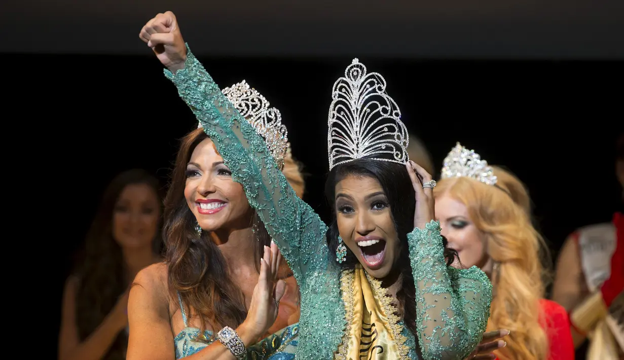 Ashley Burnham, kontestan dari Kanada mengekspresikan kegembiraannya saat dinobatkan sebagai pemenang ajang Mrs Universe 2015 di Minsk, Belarus, Sabtu (29/8/2015). (REUTERS/Vasily Fedosenko)