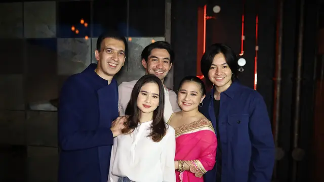 Manoj Punjabi bersama Tissa Biani dan kawan-kawan. (Foto: Dok. MD Pictures)