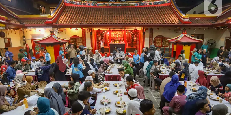 Ratusan Penyandang Disabilitas Berbuka Puasa di Vihara Dhanagun