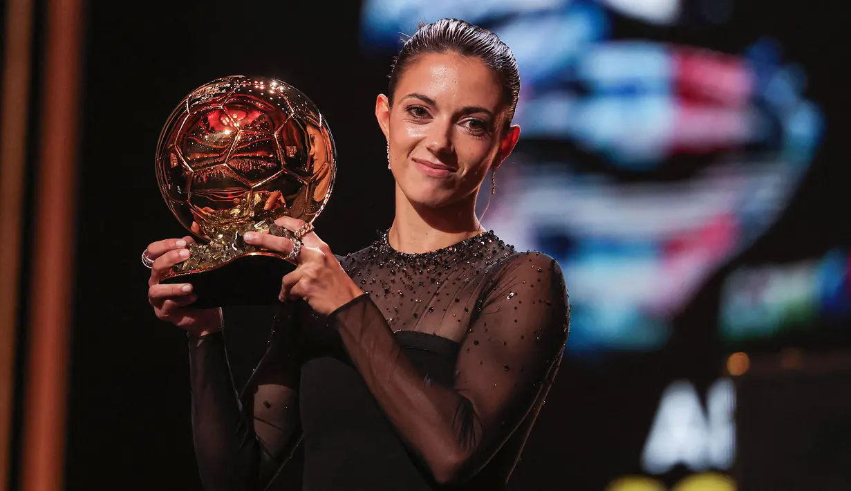 Pemain Timnas Spanyol, Aitana Bonmati meraih penghargaan Ballon d'Or Feminin 2023 pada acara malam penganugerahan di Theatre du Chatelet, Paris, Prancis, Senin (30/10/2023) waktu setempat. (AFP/Franck Fife)