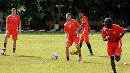 Dua pemain asing Persija Jakarta, Martin Vunk (kiri) dan Yevgeni Kabayev (kedua dari kiri) mulai ikut berlatih bersama di lapangan Yon Zikon 13/KE, Jakarta, (23/22/2014). (Liputan6.com/Helmi Fithriansyah)