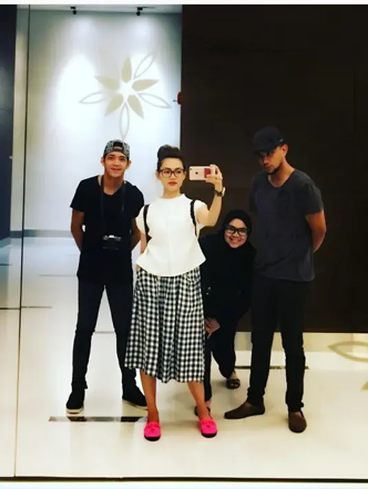 "Empat sekawan" tulis Rina Nose dalam keterangan fotonya. Foto yang mendapat ribuan likes itu juga dibanjiri pertanyaan dari para nitizen mengenai sebutan kawan buat Fakhrul. (Instagram)