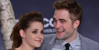 Kristen Stewart dan Robert Pattinson memang sempat berpisah karena isu perselingkuhan dengan Rupert Sanders di tahun 2012. Namun mereka sempat balikan meski akhirnya harus putus lagi di tahun 2013. (BRITTA PEDERSEN / DPA / AFP)