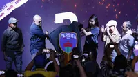 Presiden Klub Persita, Ahmed Rully, bersama para legenda memperkenalkan logo baru di Gading Serpong, Tangerang, Rabu, (26/2/2020). Jelang bergulirnya Shopee Liga 1 2020 Tim berjuluk Pendekar Cisadane ini memperkenalkan tim, jersey hingga logo baru. (Bola.