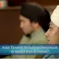 Sebaiknya wanita melakukan salat tarawih di rumah. Jika tetap bersikeras tarawih di masjid harus ditemani oleh muhrimnya.