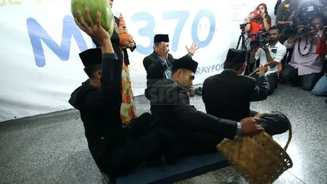 Bawa 2 Kelapa, Dukun Malaysia Gelar Ritual Cari Pesawat MH370