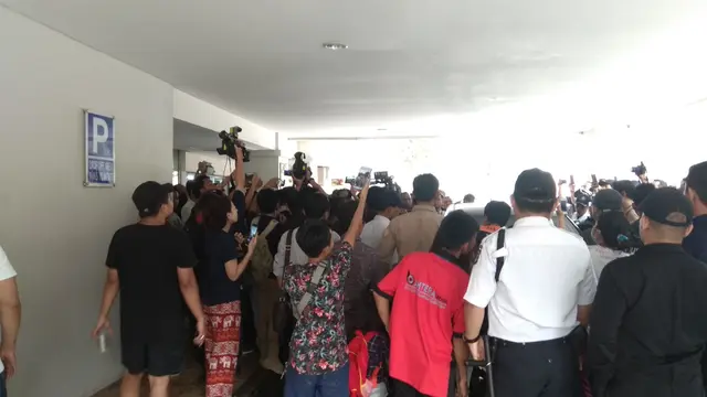 Suasana reka ulang adegan kasus istri bunuh suami dan anak tiri di Apartemen Kalibata, Kamis (5/9/2019). (Merdeka.com/Nur Habibie)