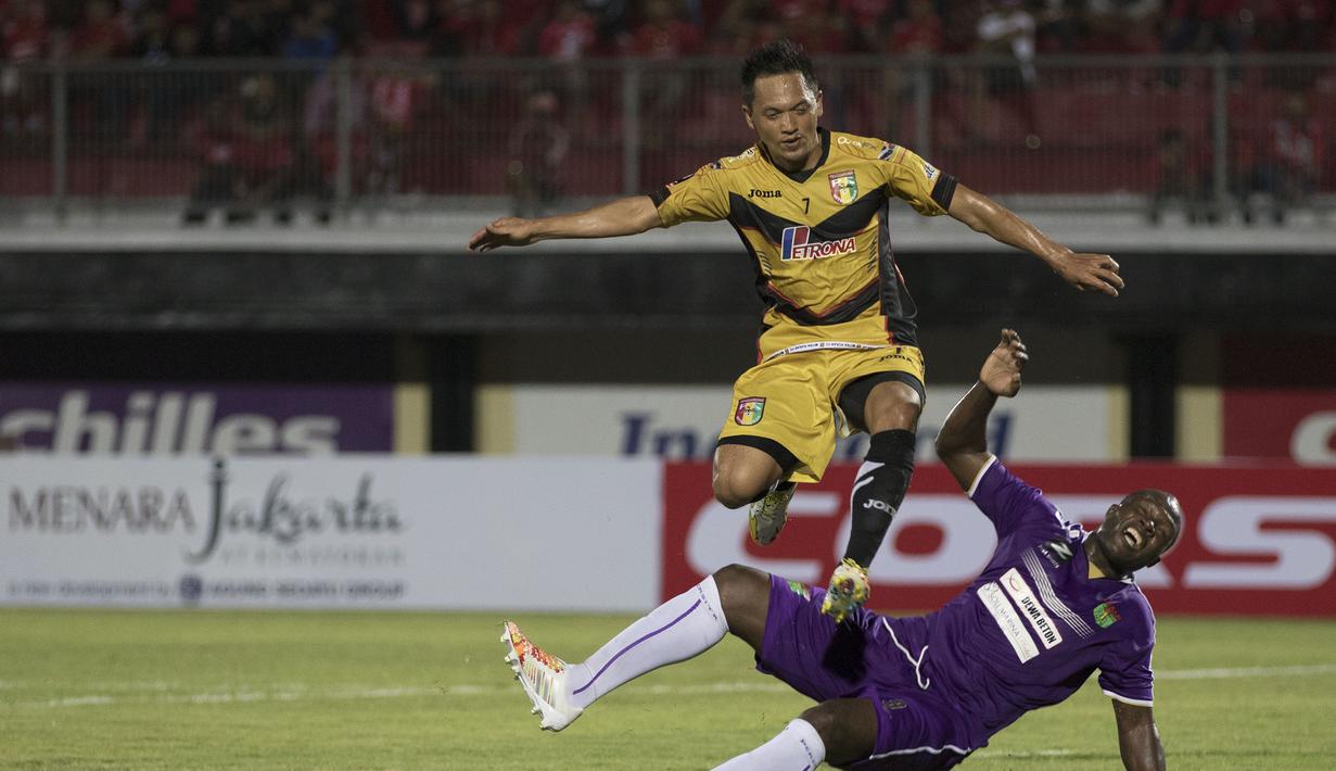 Pemain Mitra Kukar Rahmat Afandi melompat saat dihadang pemain Persita, Bruno Kasmir pada laga Piala Presiden di Stadion Dipta, Bali, Minggu (30/8/2015). (Bola.com/Vitalis Yogi Trisna)