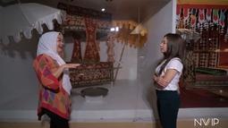 Menurut pemandu di museum tersebut, Saibatin merupakan keturunan raja-raja Lampung sementara Pepadun tidak. Meski begitu, Pepadun tetap memiliki gelar. Aktris, model serta penyanyi itu sempat mengungkap saat dinikahi Indra, ia resmi menyandang gelar Sultan selayaknya sang suami. Kala itu ada sederet tradisi pemberian gelar yang harus dilalui. (Liputan6.com/YouTube/@Nikita Willy Official)