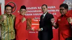 Ketua DPP PDIP bidang Ideologi dan Kaderisasi Idham Samawi (kedua kiri) bertukar naskah dengan Ketua STIPAN, Tjahya Supriyatna (kedua kanan) saat penandatangan kerjasama di Jakarta, Jumat (31/7/2015). (Liputan6.com/Johan Tallo)