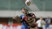 Pemain Bali United, Hariono (kanan), berebut bola dengan pemain Persib Bandung, Wander Luiz Queiroz Dias, dalam pertandingan Babak Penyisihan Piala Menpora 2021 di Stadion Maguwoharjo, Sleman. Rabu (24/3/2021). (Bola.com/Arief Bagus)