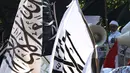Massa Aksi Bela Tauhid mengibarkan bendera bertuliskan kalimat tauhid di depan Gedung Kemenko Polhukam, Jakarta, Jumat (26/10). Aksi diikuti ribuan orang dari berbagai organisasi Islam. (Merdeka.com/Imam Buhori)
