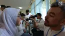 Dokter Puskesmas memeriksa kesehatan siswi SMKN 2 Gambir, Jakarta, Jumat (30/8/2019). Malalui aplikasi E-Skrining yang dikembangkan Puskesmas Gambir para siswa dan siswi bisa langsung mengetahui hasil dari pemeriksaan terhadap diri mereka melalui id masing-masing. (merdeka.com/Imam Buhori)