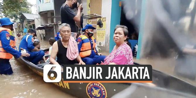 VIDEO: Lihat, Perahu Polisi Mulai Evakuasi Korban Banjir Cipinang Melayu Jakarta