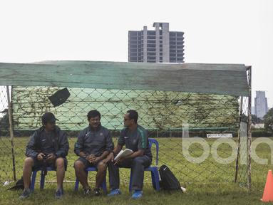 Pelatih Timnas Indonesia U-19, Indra Sjafri, didampingi asistennya Djarot Supriadi (kanan), memantau seleksi Timnas Indonesia U-19 di Lapangan Aldiron, Jakarta, Kamis (23/2/2017). (Bola.com/Vitalis Yogi Trisna)