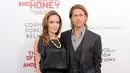 Melansir Hollywoodlife.com, Jolie dan Pitt tengah berada dalam proses cerai sejak gugatan yang diajukan Jolie 10 bulan lalu, mereka belum juga kembali menjalin hubungan spesial. Belum ada kabar terbaru mengenai kisah cinta mereka. (AFP/JEMAL COUNTESS )