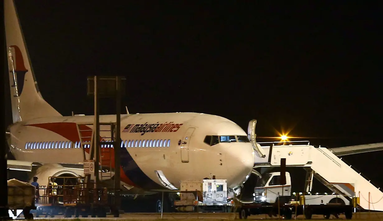 Pesawat Malaysia Airlines MH192 rute Kuala Lumpur-Bangalore, India, melakukan pendaratan darurat di Bandara Internasional Kuala Lumpur, Senin (21/4/2014). (REUTERS/Samsul Said)