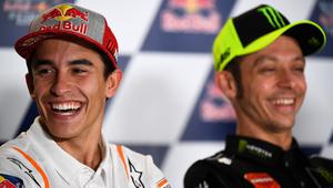 Pembalap Repsol Honda, Marc Marquez, dan rider Monster Energy Yamaha, Valentino Rossi. (AFP/Gabriel Buoys)