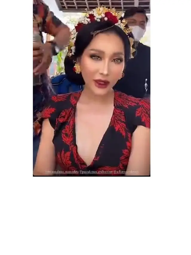 7 Potret Lucinta Luna Tampil dengan Busana Adat Bali, Curi Perhatian