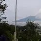 Gunung Agung di Kabupaten Karangasem, Bali, meletus mengeluarkan asap kelabu tebal setinggi 700 meter sejak Selasa (21/11/2017) pukul 17.05 Wita. (Liputan6.com/Putu Merta Surya Putra)