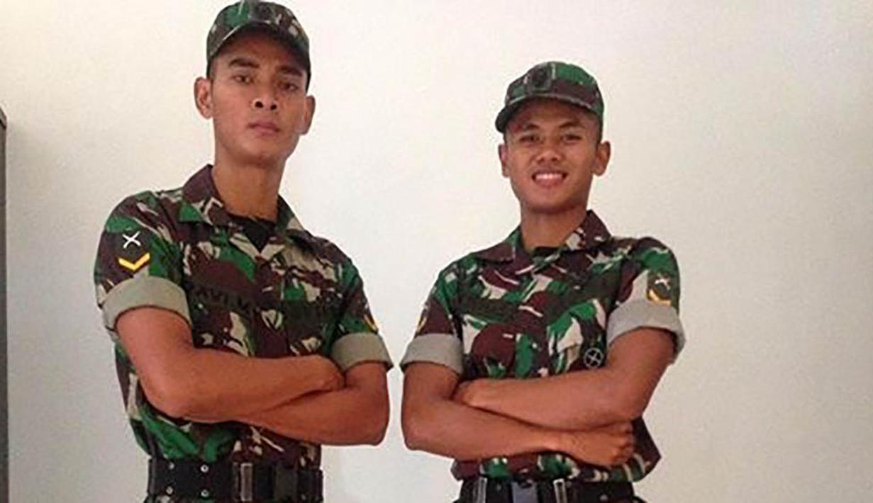 Anggota PS TNI, Ravi Murdianto dan Dimas Drajad, tampak keren menggunakan seragam TNI. (Instagram)