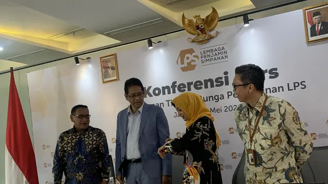 Ketua Dewan Komisioner LPS, Purbaya Yudhi Sadewa dan beberapa komisioner LPS lainnya dalam konferensi pers di kantor LPS, Jakarta pada Selasa (28/5/2024). (Tasha/Liputan6.com)
