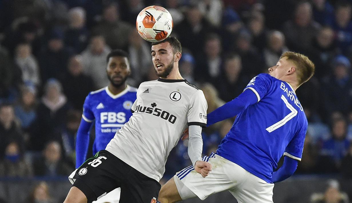 Sementara tim tamu hanya mampu memperkecil skor lewat satu gol hiburan yang dicetak oleh Filip Mladenovic. (AP/Rui Vieira)