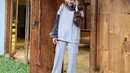 <p>One set abu-abu dengan lengan warna cokelat dan biru membuat Zaskia tampil chic ditambah crocs putihnya.&nbsp;(@zaskiadyamecca)</p>
