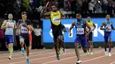 Usain Bolt terlihat menahan sakit karena kram pada kaki kirinya, sebelum akhirnya terjatuh di final 4x100 meter pada Kejuaraan Dunia Atletik, Sabtu (12/8). Bolt mundur akibat cedera saat menjadi pelari terakhir tim estafet Jamaika. (AP/David J. Phillip)
