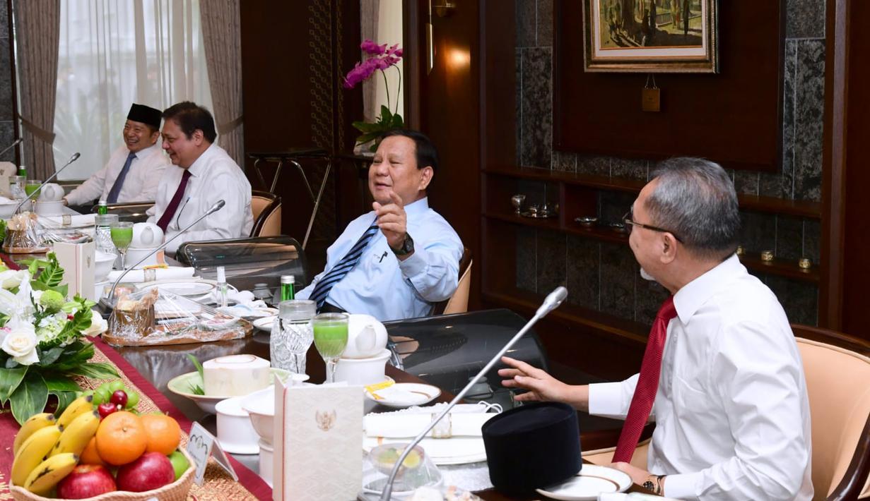 Ketua Umum Partai Amanat Nasional Zulkifli Hasan berbincang dengan Ketua Umum Partai Gerindra Prabowo Subianto di Istana Kepresidenan Jakarta, Rabu, 15 Juni 2022. Presiden Jokowi akan melantik sejumlah menteri dan wakil menteri pada Kabinet Indonesia Maju sisa masa jabatan 2019-2024. (Foto: Sekretariat Presiden)
