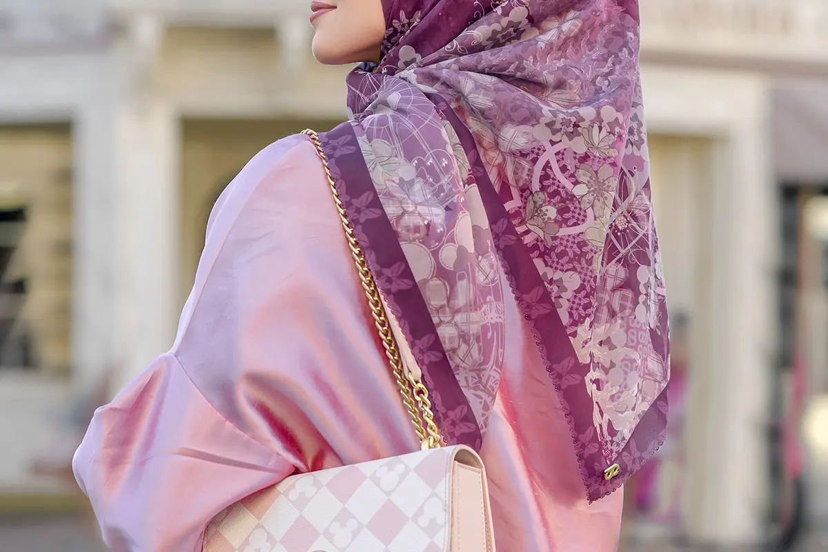 Nuansa Taman Bermain dan Minnie Mouse Diaplikasi Pada Scarf Hingga Tas Buttonscarves & Benang Jarum 