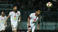 Ponaryo Astaman menghalau bola serangan Arema kala duel Arema vs Pusamania Borneo FC di Stadion Kanjuruhan, Malang, Minggu (30/7/2017). (Bola.com/Iwan Setiawan)