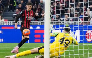 Davide Bartesaghi mencetak gol pembuka timnya dalam laga Serie A antara AC Milan vs Sassuolo di San Siro, 14 Desember 2025. (AP Photo/Luca Bruno)