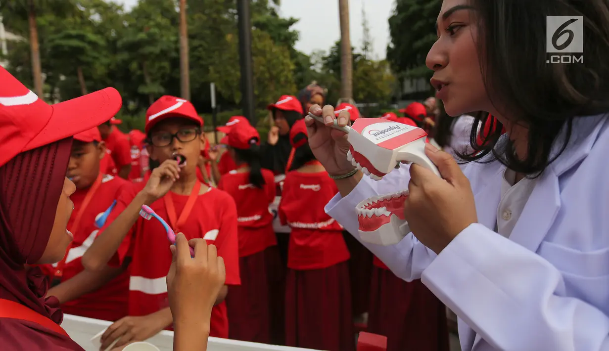 Dokter gigi sedang memberikan edukasi menyikat gigi yang baik pada acara Bulan Kesehatan Gigi Nasional (BKGN) di Senayan, Jakarta, Sabtu (8/9/2019). Kegiatan yang mengusung gerakan Indonesia Tersenyum mengajak masyarakat mewujudkan bebas gigi berlubang. (Liputan6.com/HO/Mail)