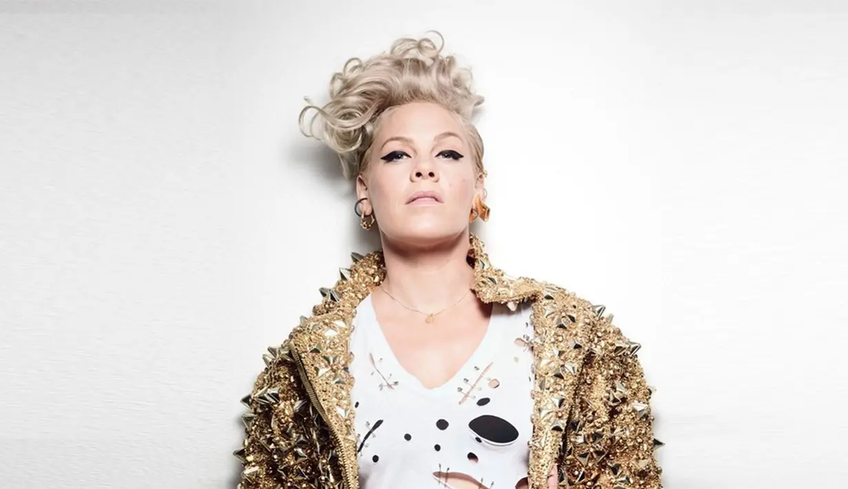 Berada dalam satu sisi dengan Bette, Pink pun merasa kesal dengan Kim yang terus-terusan mengunggah foto bugil. (musicweek.ua)