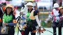 Pemanah Jatim, Eka Yuliana (tengah) meninggalkan area usai laga di kelas Recurve Women Individual di Lapangan Panahan Si Jalak Harupat, Kab Bandung, Rabu (21/9). Di final, Yuliana mengalahkan Rina D Puspitasari. (Liputan6.com/Helmi Fithriansyah)
