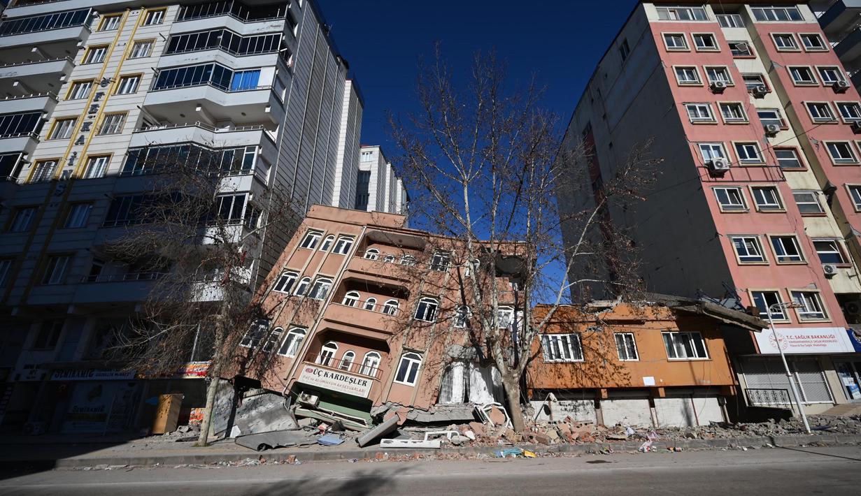 Bangunan-bangunan yang rusak di dekat pusat gempa distrik Pazarcik setelah dihantam gempa berkekuatan 7,8 magnitudo menghantam beberapa wilayah di Turki dan Suriah pada 6 Februari lalu, kota Kahramanmaras, Kamis 16 Februari 2023. (OZAN KOSE/AFP)