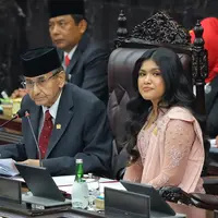 Anggota DPD masa bakti 2024-2029 tertua, Ismeth Abdullah (kiri) dan anggota DPD termuda Larasati Moriska (kanan) memimpin rapat paripurna perdana di Gedung Nusantara, Kompleks Parlemen, Senayan, Jakarta, Selasa (1/10/2024). (Liputan6.com/Angga Yuniar)