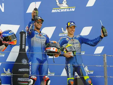 Pembalap Alex Rins, Alex Marquez dan Joan Mir melakukan selebrasi di atas podium usai balapan MotoGP Aragon, Spanyol, Minggu (18/10/2020). Alex Rins berhasil finis pertama dengan catatan waktu 41 menit, 54,391 detik. (AP Photo/Jose Breton)