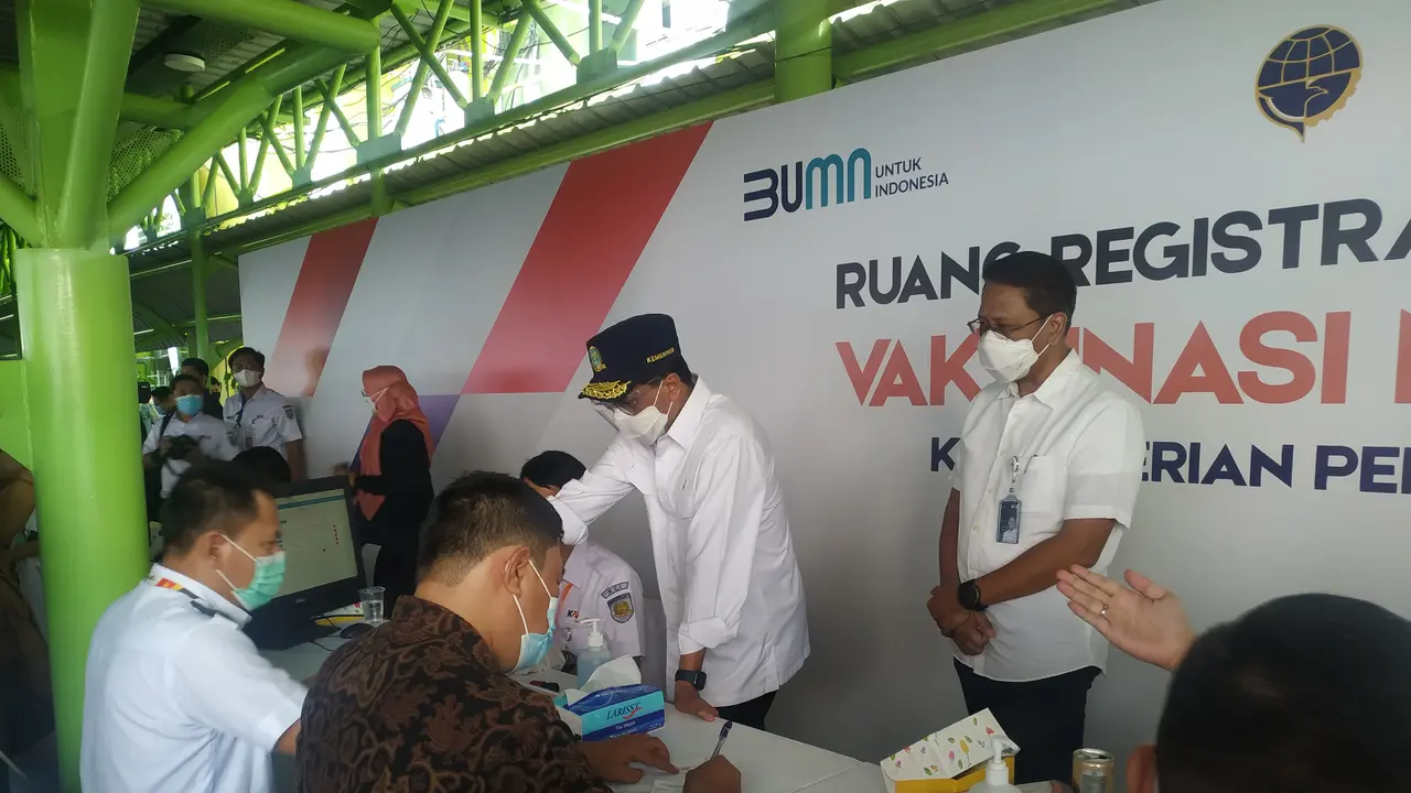 Menteri Perhubungan Budi Karya Sumadi meninjau pelaksanaan vaksinasi untuk petugas layanan transportasi di Stasiun Gambir, Jakarta, Jumat (19/3/2021)