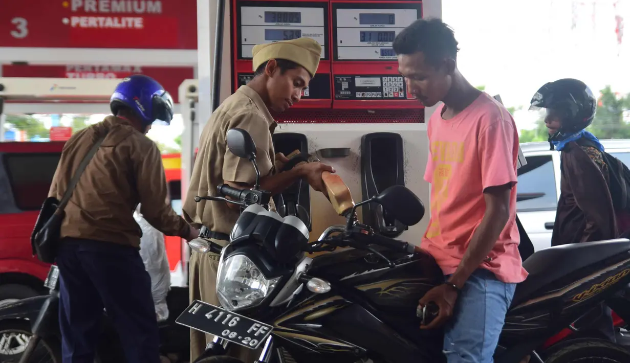 Petugas berbusana pejuang kemerdekaan melayani pelanggan saat memperingati Hari Pahlawan di Stasiun Pengisian Bahan Bakar Umum (SPBU)  Ahmad Yani, Semarang , Jumat (10/11). Baju pejuang digunakan untuk menghormati jasa pahlawan. (Liputan6.com/Gholib)