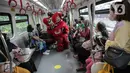 Penumpang menyaksikan aksi Barongsai di dalam kereta Light Rail Transit (LRT), Jakarta, Selasa (1/2/2022). Atraksi Barongsai tersebut bertujuan untuk menghibur penumpang LRT dalam rangka menyambut Tahun Baru Imlek. (Liputan6.com/Faizal Fanani)