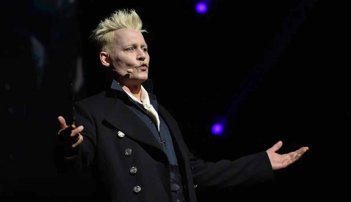 Aktor Johnny Depp tampil secara mengejutkan dalam ajang Comic-Con di San Diego, 21 Juli 2018. Johnny Depp memamerkan penampilan perdananya sebagai penyihir hitam Grindelwald pada penggemar Harry Potter. (CHRIS DELMAS / AFP)