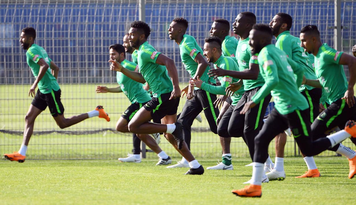 Para pemain Arab Saudi berlari saat sesi latihan jelang laga Piala Dunia di Saint Petersburg, Rusia, Senin (11/6/2018). Arab Saudi akan bertanding melawan tuan rumah Rusia pada laga pembukaan Piala Dunia 2018. (AFP/Paul Ellis)