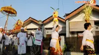  Dengan berpakaian adat khas Bali, tampak rombongan yang membawa sesaji untuk Upacara Melasti (Liputan6.com/Andrian M Tunay)