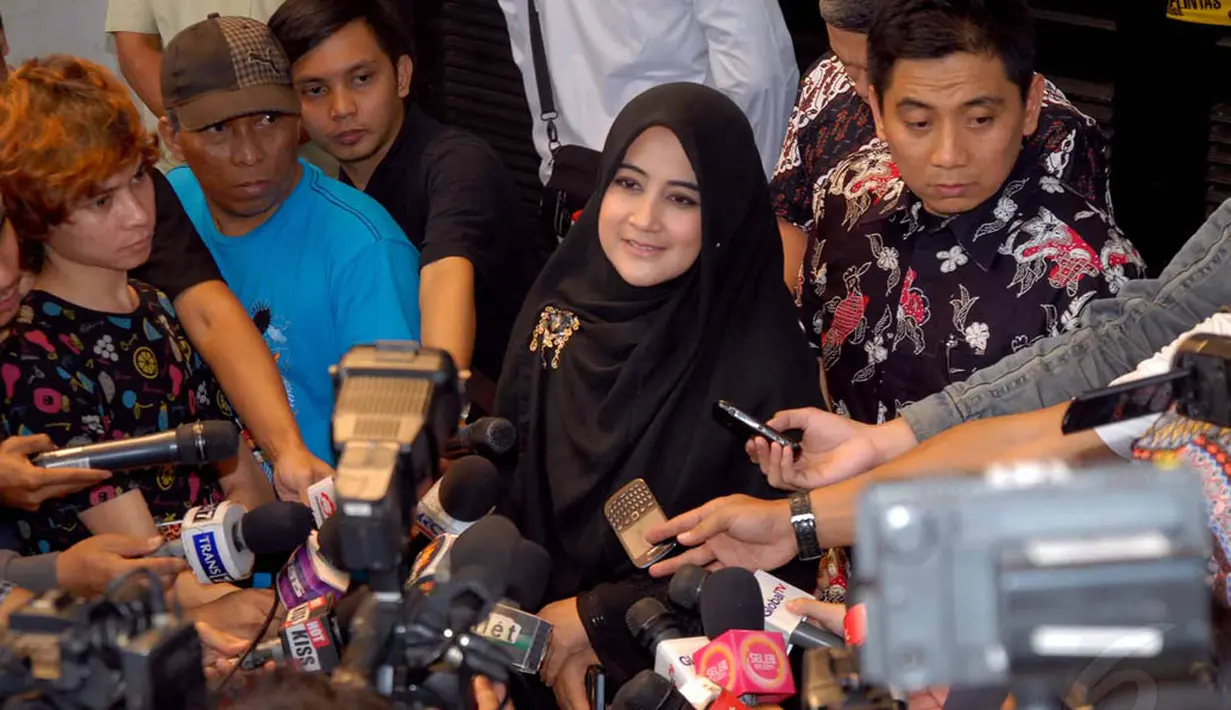 Istri alm.Ustad Jefri Al-buchori saat memberi penjelasan pada sejumlah wartawan. Liputan6.com/Miftahul Hayat)