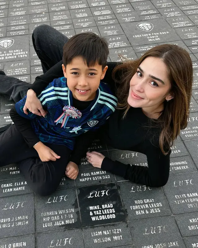 Dikira anak padahal adik, ini 6 potret Bradley usianya terpaut 20 tahun dengan Yasmine Wildblood