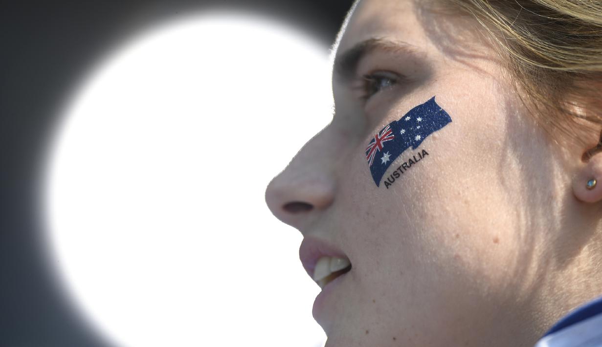 Suporter cantik asal Australia menanti pertandingan pada ajang atletik di Olympic Stadium, Rio de Janeiro (17/8/2016). (AFP/Fabrice Coffrini)